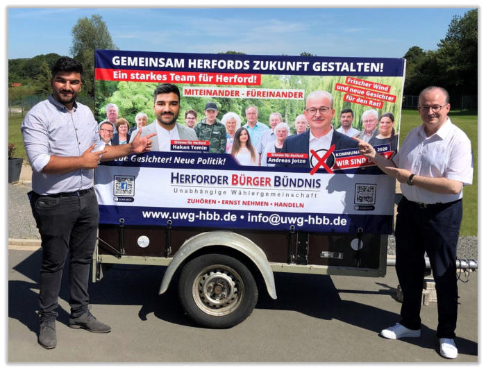 Unsere Spitzenkandidaten Hakan Temin (Listenplatz 2) und Andreas Jotzo (Listenplatz 1) begutachten unseren Anhänger.